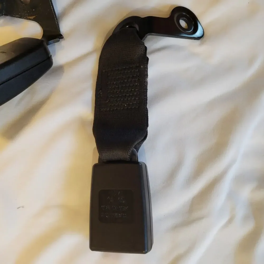 Mercedes Benz Seat Belt Rear Buckle Receiver C250 C300 W204 08-14